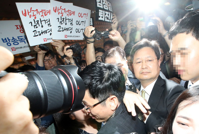 김장겸 문화방송 사장이 1일 오후 서울 63빌딩에서 열린 방송 진흥 유공 포상 수여식에 참석하며 노조의 퇴진 요구를 받고 있다.