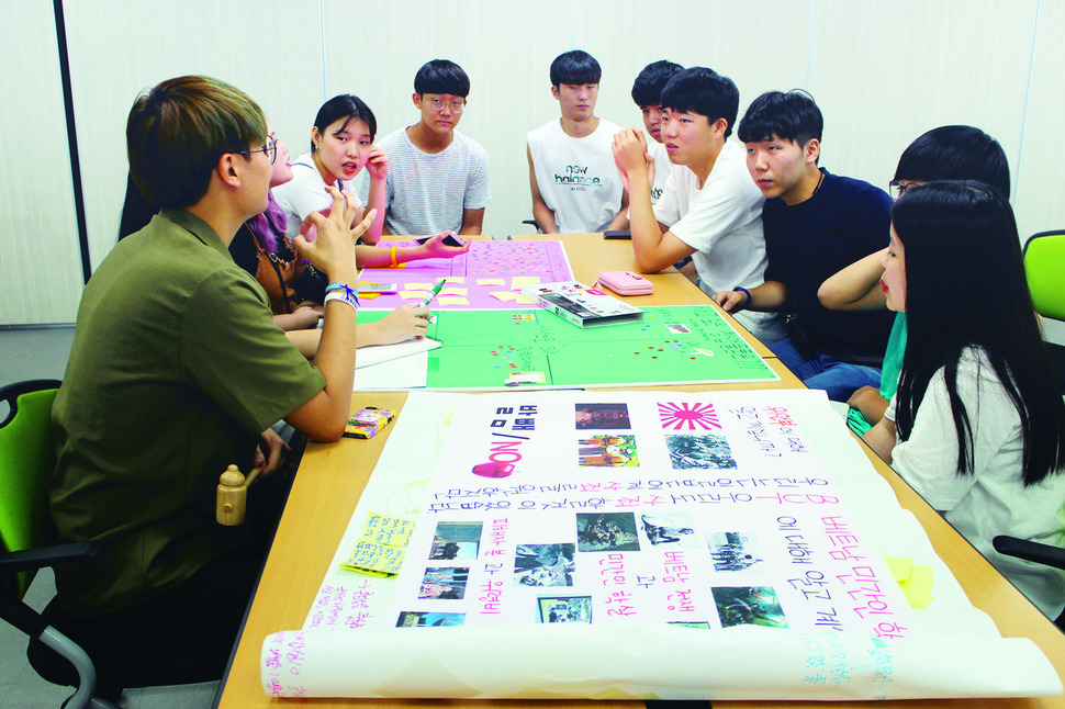 지난달 26일 경기도 의정부시 몽실학교에서 학생들이 베트남전쟁을 알리는 기념품을 제작하기 위해 논의하고 있다. 최화진 기자