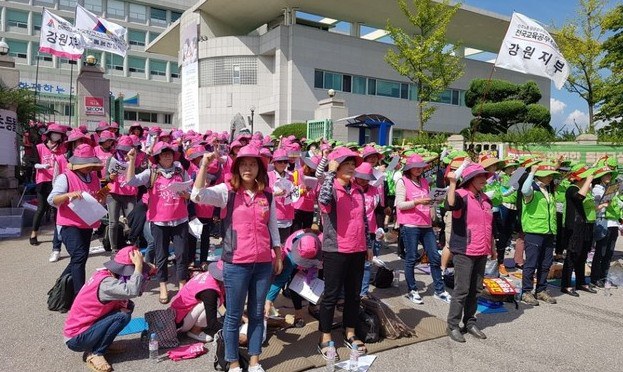 파업하는 강원 초등돌봄 전담사들 “근무시간 늘려라”