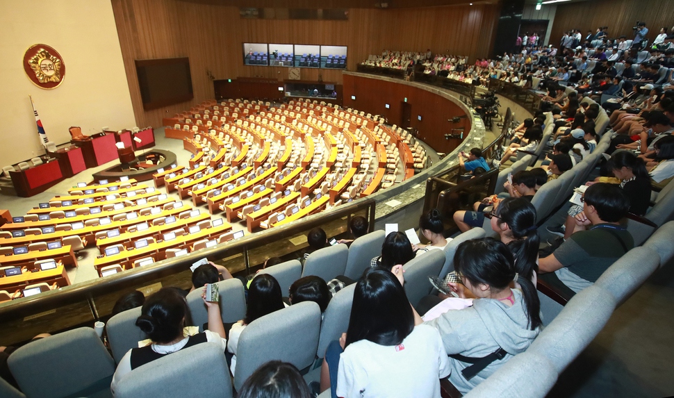 5일 오전 국회에서 열릴 예정이던 정기국회 전체회의에서 자유한국당 정우택 원내대표가 교섭단체 대표 연설에 불참해 개의되지 못한 뒤 의원들이 빠져나간 본회의장 모습을 방청 온 학생들이 바라보고 있다. 연합뉴스