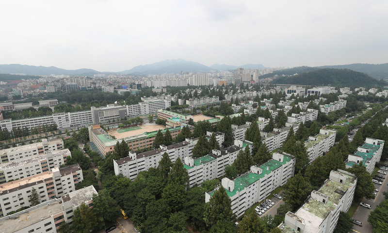 정부는 5일 성남시 분당구, 대구시 수성구에 대한 투기과열지구 추가 지정과 함께 서울 강남권 등의 민간택지 분양가 상한제 적용 요건을 대폭 완화했다. 재건축을 추진 중인 서초구 반포본동 주공1단지아파트 모습. 신소영 기자 viator@hani.co.kr