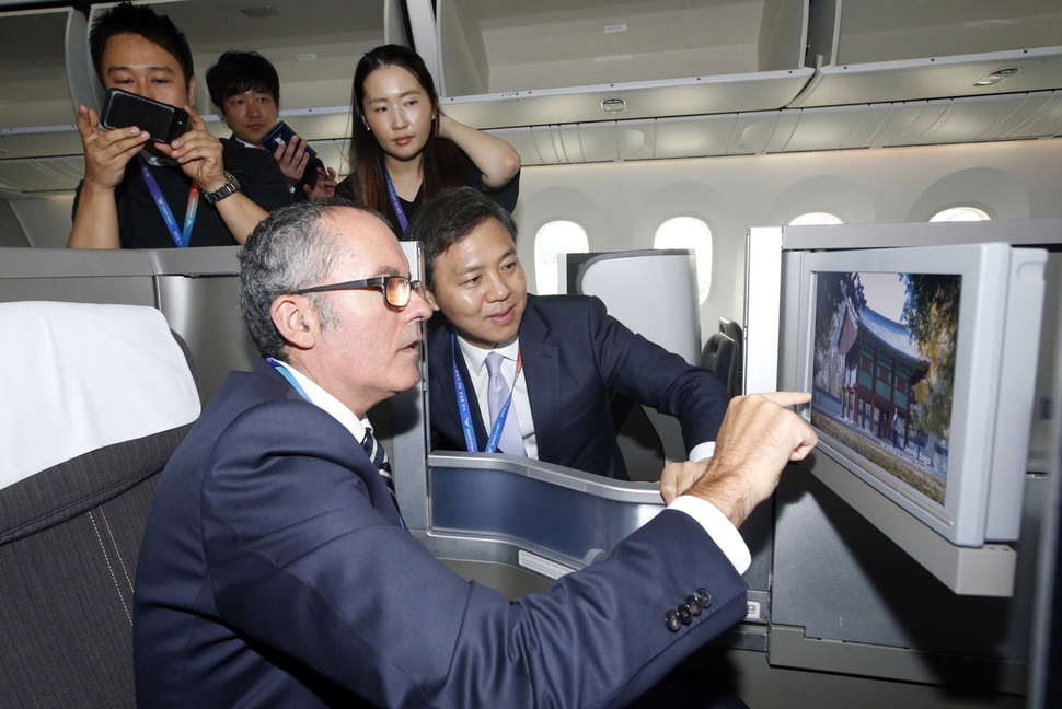 김승수 전주시장과 마누엘 알버레즈(왼쪽) 영국항공 한국지사장이 지난 5일 인천국제공항 영국항공 기내에서 ‘영국항공 전주홍보 론칭 기념행사’를 가졌다. 전주시 제공