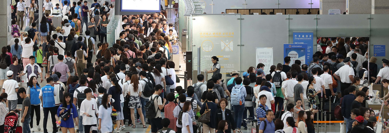 붐비는 인천공항. 사진은 여름휴가철이었던 7월 28일 오전 인천국제공항 출국장. 인천공항/백소아 기자 thanks@hani.co.kr