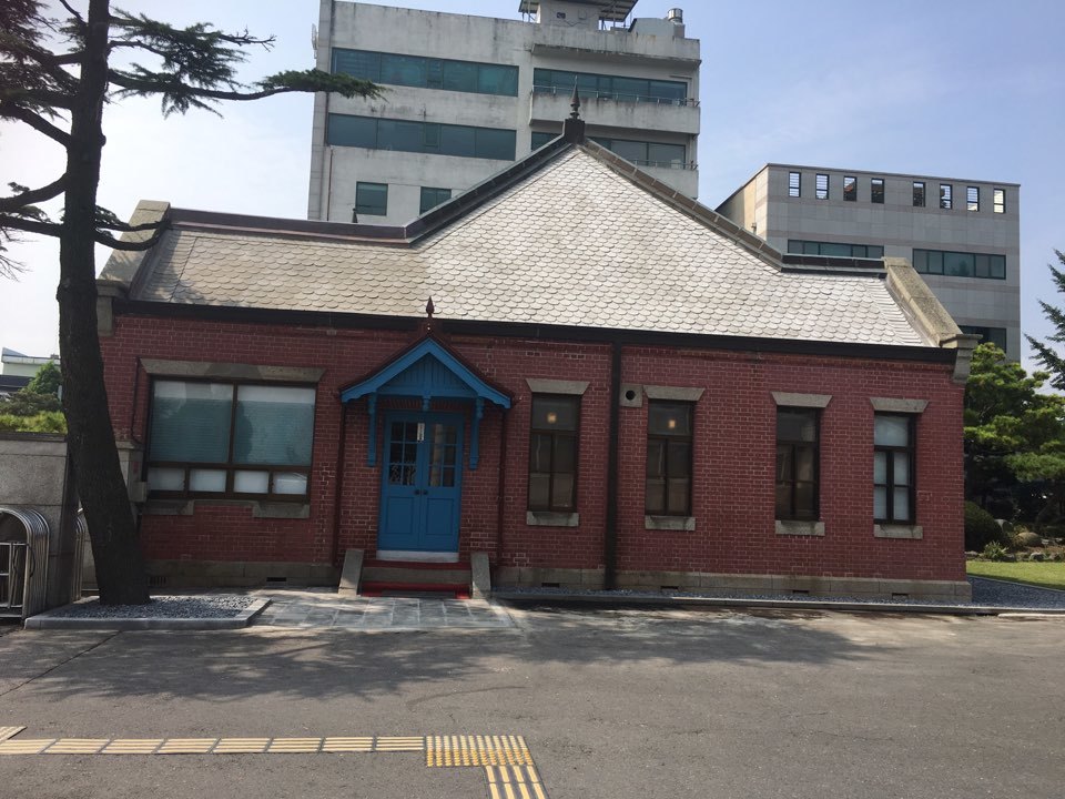 호남관세박물관 옆 모습. 군산세관 제공