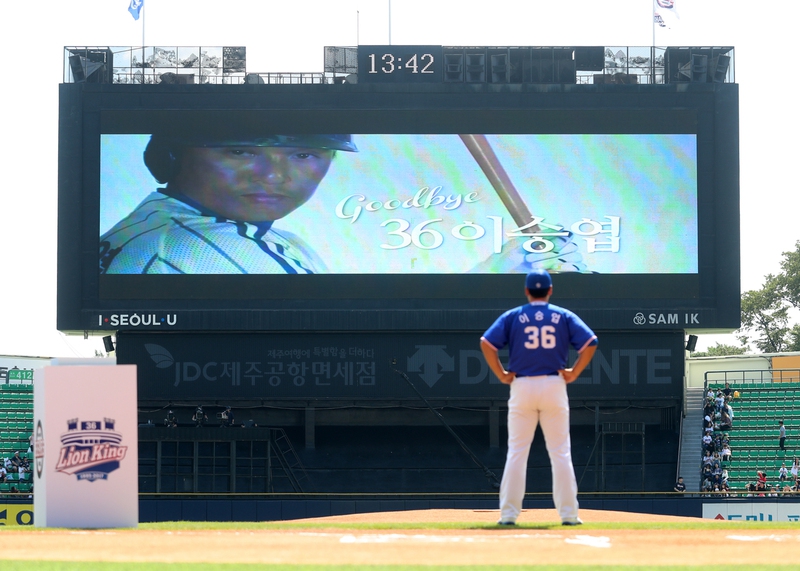 삼성 이승엽이 3일 잠실야구장에서 열린 2017 타이어뱅크 KBO리그 두산과 경기에 앞서 '은퇴투어' 행사에 참여하고 있다. 삼성 라이온즈 제공