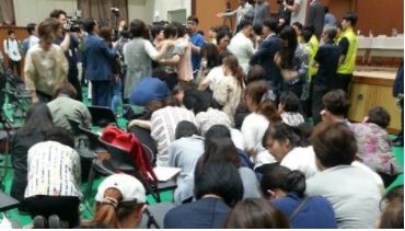 5일 오후 서울 강서구 탑산초등학교에서 열린 ‘강서지역 공립 특수학교 신설을 위한 주민토론회’에서 특수학교 설립을 두고 찬·반 주민들의 의견이 엇갈리자 장애아동 학부모들이 무릎을 꿇고 호소했다. 사진 서울장애인부모연대 페이스북 페이지 화면 갈무리