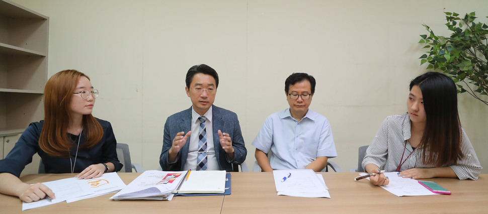 ‘디지털 성범죄 어떻게 해결할 것인가’ 좌담회가 7일 오전 서울 마포구 공덕동 한겨레신문사에서 열렸다. 참가자들은 ‘몰카’를 신종 디지털 성범죄로 규정하고 신고 핫라인 개설과 단속 강화, 피해자 지원 확대 등의 대응책 마련이 필요하다고 강조했다. 왼쪽부터 서승희 한국사이버성폭력대응센터 대표, 박정원 서울지방경찰청 여성청소년보호계장,이남훈 여성가족부 권익정책과장, 하예나 디지털성범죄아웃(DS0) 대표.신소영 기자 viator@hani.co.kr