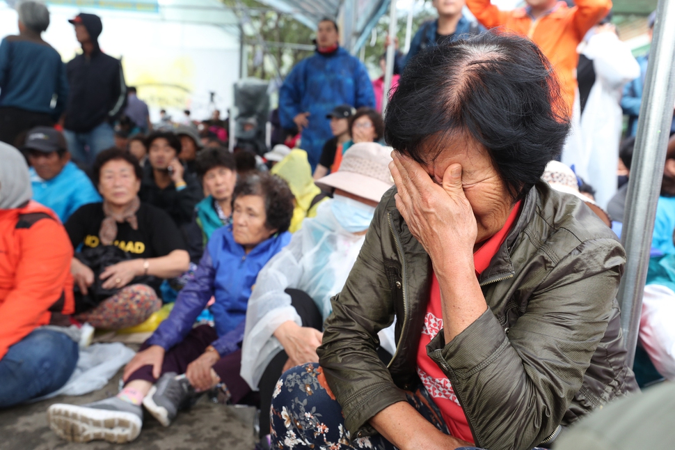 7일 오전 경상북도 성주군 초전면 소성리회관 앞에서 도로를 막고 농성하던 주민들을 경찰이 밀어낸 뒤 사드(THAAD·고고도미사일방어체계) 발사대가 기지로 향하자 한 주민이 눈물을 흘리고 있다.  성주/백소아 기자 thanks@hani.co.kr