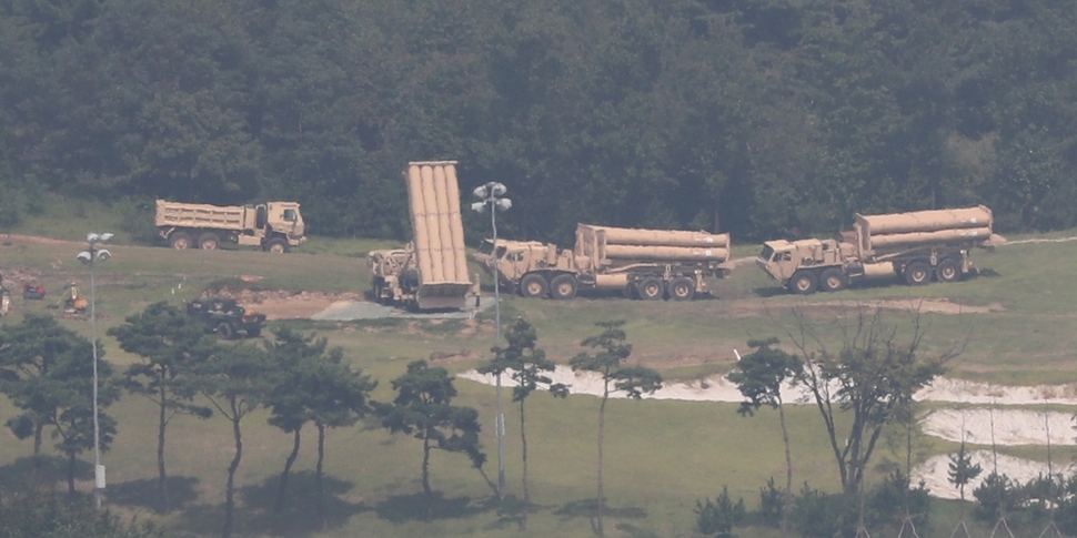 주한미군이 7일 오전 경북 성주군 사드(THAAD·고고도 미사일 방어) 기지에 추가로 반입된 사드 발사대를 이동시켜 점검하고 있다. 오산 공군기지에 임시 보관 중이던 발사대 4기와 레이더 보완시설 등 핵심장비들이 배치됐다. 성주/백소아 기자 thanks@hani.co.kr