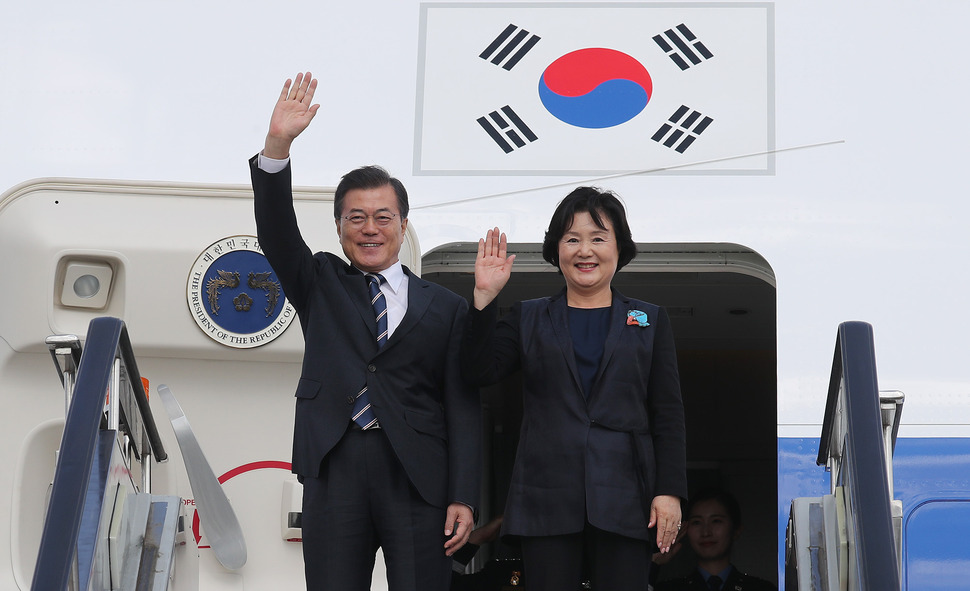 문재인 대통령과 부인 김정숙 여사가 6일 오전 ''제3차 동방경제포럼'' 참석하기 위해 러시아 블라디보스토크 국제공항에 도착해 환영나온 인사들에게 손 흔들고 있다.    (블라디보스토크=연합뉴스)