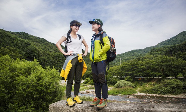 [ESC] “등산 가는 것 맞아?”···기능성 일상복이 대세