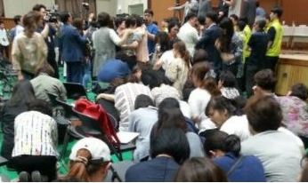 [한겨레 사설] 장애인학교 설립 위해 부모가 무릎 꿇는 현실