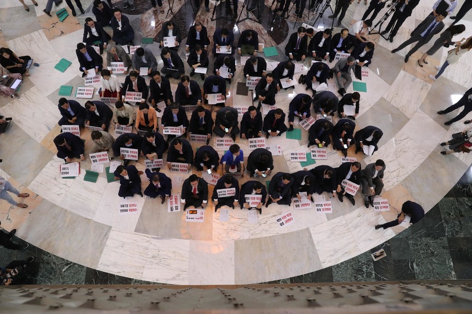 정기국회 일정을 거부하고 장외투쟁을 하고 있는 자유한국당 의원들이 8일 오전 국회 본회의장 앞 중앙홀에서 문재인 정부의 대북정책을 비판하는 손팻말을 들고 릴레이 규탄 발언을 하고 있다. 강창광 기자 chang@hani.co.kr