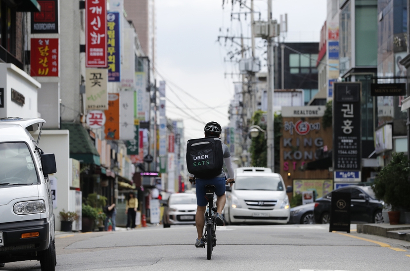 우버이츠 파트너 첫날이던 지난 8월22일 서울 신사동 가로수길을 열심히 오갔다. 7시간43분을 기다렸지만 끝내 ‘콜’은 울리지 않았다. 박종식 기자 anaki@hani.co.kr