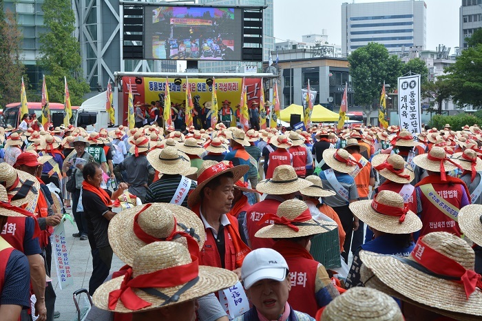 지난 7월 식용견을 기르는 농장주를 비롯한 개고기 산업 관계자들이 서울 종로에 모여 개고기 합법화 집회를 열었다. 임세연 객원기자