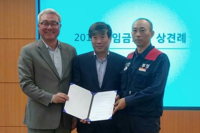 지난 4월28일 서울 종로구 서린동 에스케이 본사에서 열린 2017년 임단협 상견례 모습. 왼쪽부터 에스케이이노베이션 김준 사장, 에스케이에너지 울산씨엘엑스(CLX) 이양수 총괄, 에스케이이노베이션 노동조합 이정묵 위원장. 에스케이이노베이션 제공
