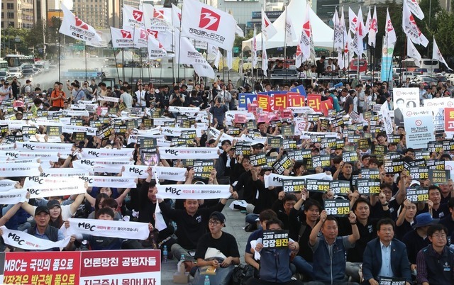 전국언론노조 한국방송(KBS)본부와 문화방송(MBC)본부가 8일 오후 서울 광화문광장에서 연 ‘방송독립 연대파업’ 출정식에서 참석자들이 고대영 한국방송 사장과 김장겸 문화방송 사장의 퇴진을 외치고 있다.