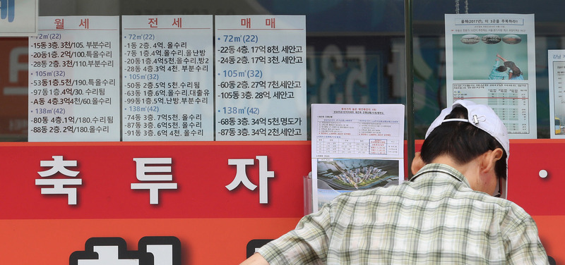‘8·2 부동산 대책’이 발표된 지난달 2일 오후 서울 서초구 한 부동산중개업소 앞에서 한 시민이 매물 목록, 재건축 안내문 등을 살펴보고 있다. 신소영 기자 viator@hani.co.kr