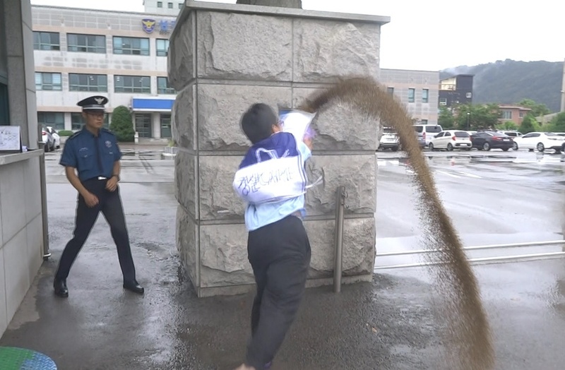 11일 오전 박성수(44·전북 군산)씨가 경북 성주군 성주읍 성산리 성주경찰서를 찾아가 개 사료를 뿌리고 있다. 박성수씨 페이스북 갈무리