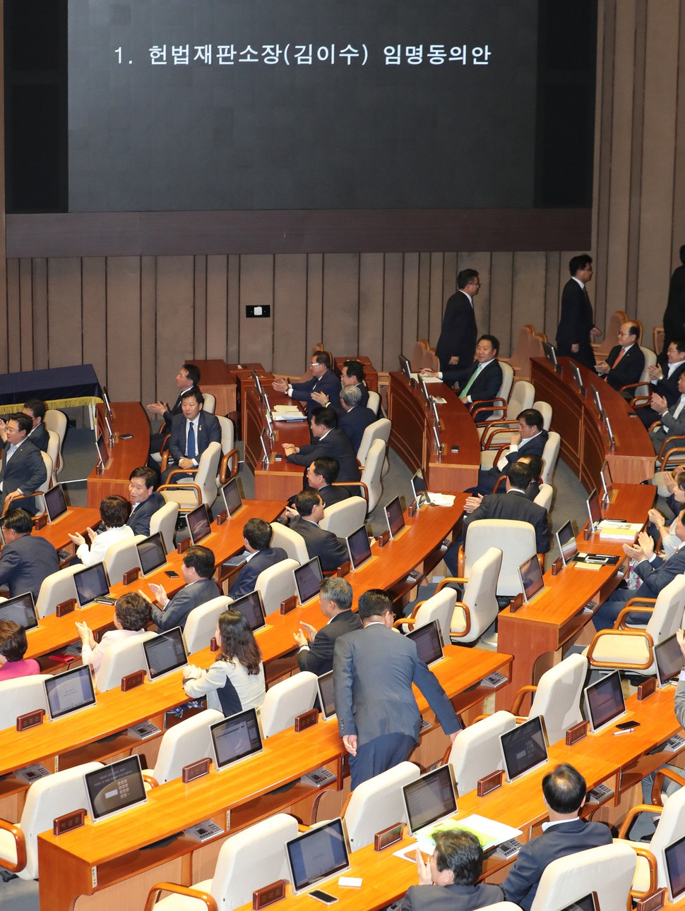 김이수 헌법재판소장 후보자에 대한 임명동의안이 국회에서 부결된 뒤 11일 오후 국회 본회의에서 자유한국당 의원들이 박수를 치며 기뻐하고 있다. 강창광 기자 chang@hani.co.kr