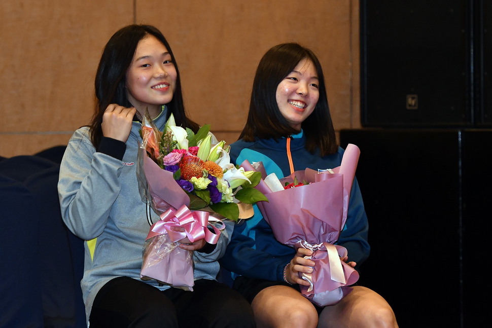 11일 서울 서대문구 그랜드힐튼호텔에서 열린 2017~2018 한국배구연맹(KOVO) 여자 신인선수 드래프트에서 각각 전체 1, 2순위로 지명된 한수진(오른쪽·GS칼렉스)과 이원정(한국도로공사)이 꽃다발을 들고 환하게 웃고 있다. 한국배구연맹 제공
