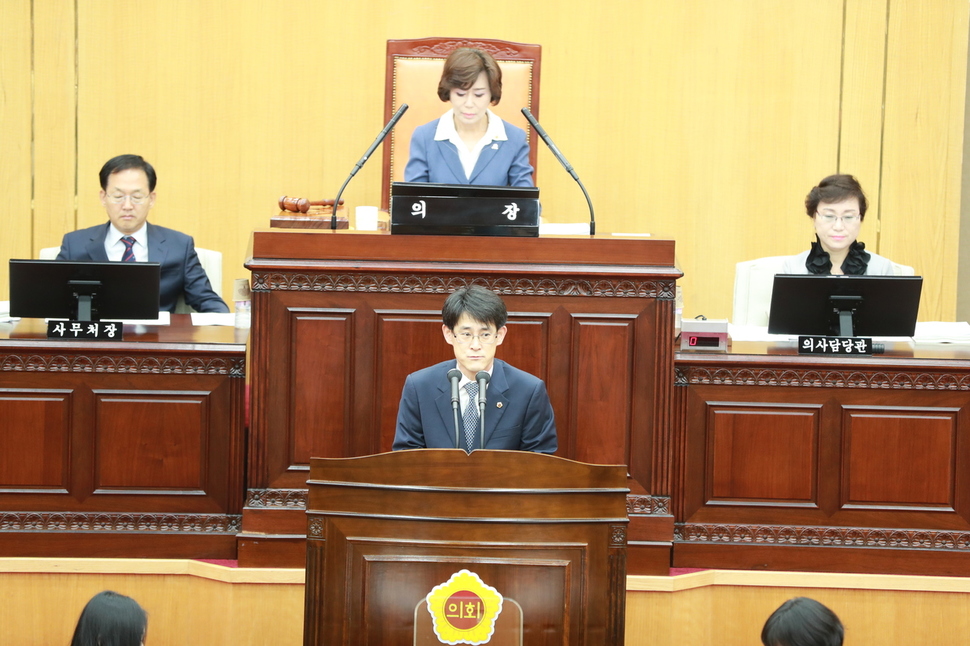 김학철 충북도의회 의원이 11일 충북도의회 본회의에서 도민에게 공개사과 기자회견을 하고 있다. 오윤주 기자