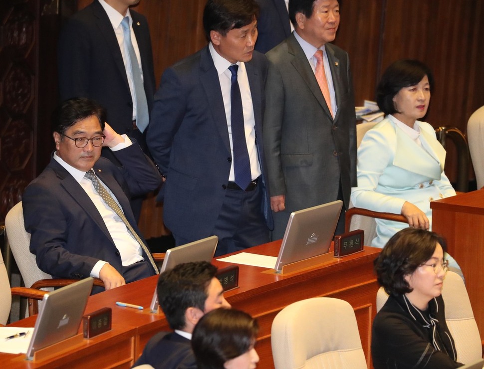 11일 오후 국회 본회의에서 김이수 헌법재판소장 임명동의안이 부결되자 더불어민주당 추미애 대표와 우원식 원내대표 등이 굳은 표정을 짓고 있다. 임명동의안은 145대 145 찬반 동수로 부결됐다. 이정우 선임기자 woo@hani.co.kr