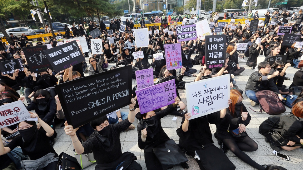 지난해 10월15일 오후 서울 종로구 보신각 앞에서 열린 ‘낙태죄 폐지를 위한 여성 검은 시위’에서 참가자들이 임신중절 수술을 한 의료인의 처벌을 강화하는 내용의 정부 입법예고를 규탄하고 있다. 김경호 선임기자 jijae@hani.co.kr