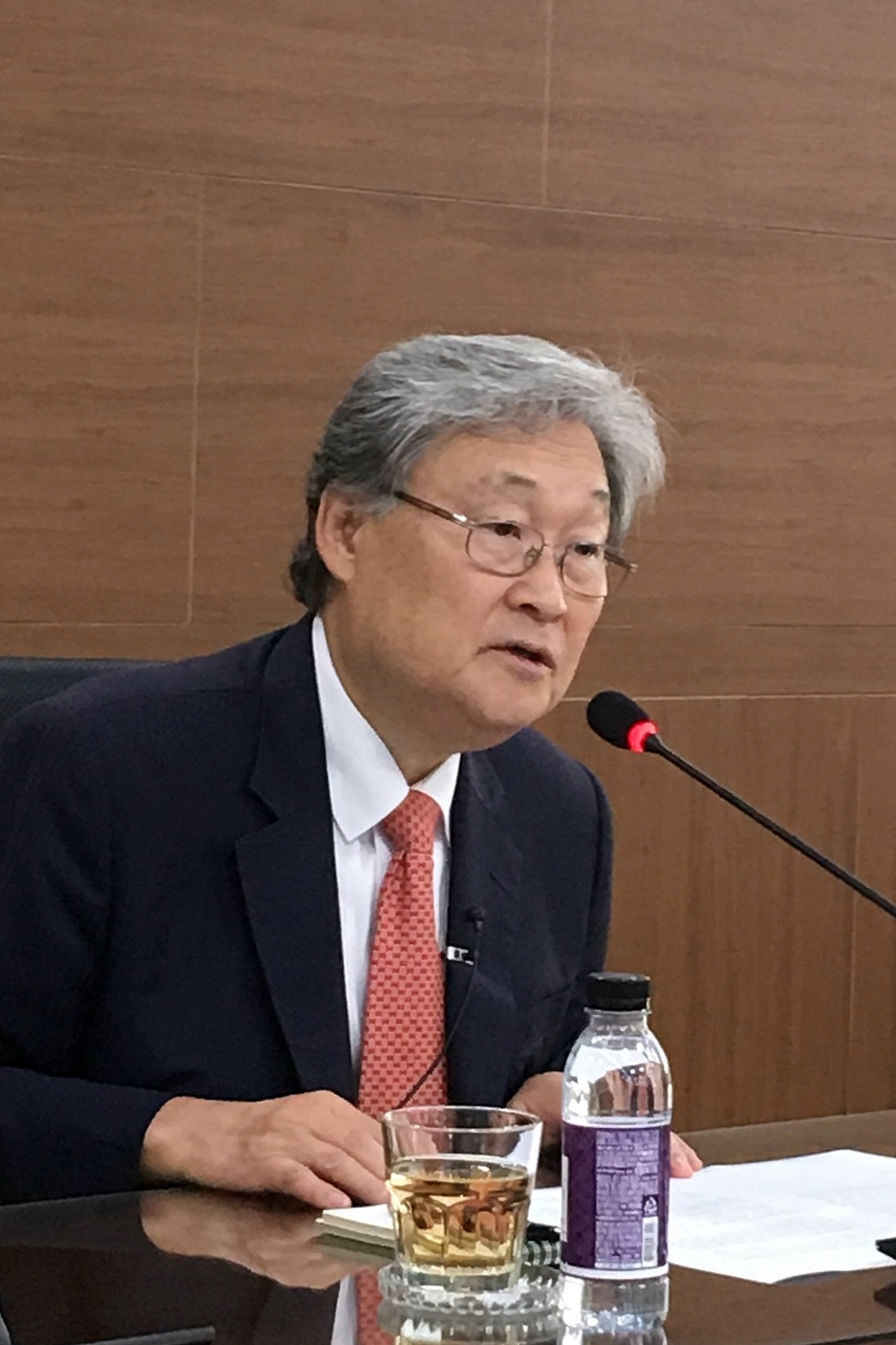 정연주 새 건양대 총장이 12일 건양대병원에서 기자회견을 열어 “민주적 리더십으로 학교 문제를 풀어내고 자율적인 열린 공동체 문화를 이끌겠다”고 밝히고 있다. 송인걸 기자 igsong@hani.co.kr