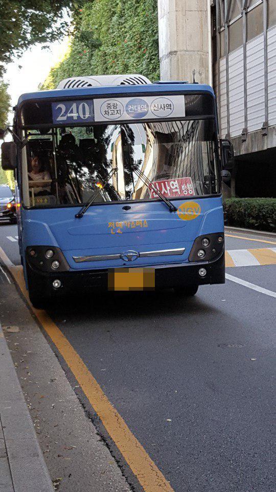 아이 혼자 내려 논란이 인 240번 서울 시내버스가 서울 광진구 자양동 뚝도 변전소 앞을 지나가고 있다. 남은주 기자