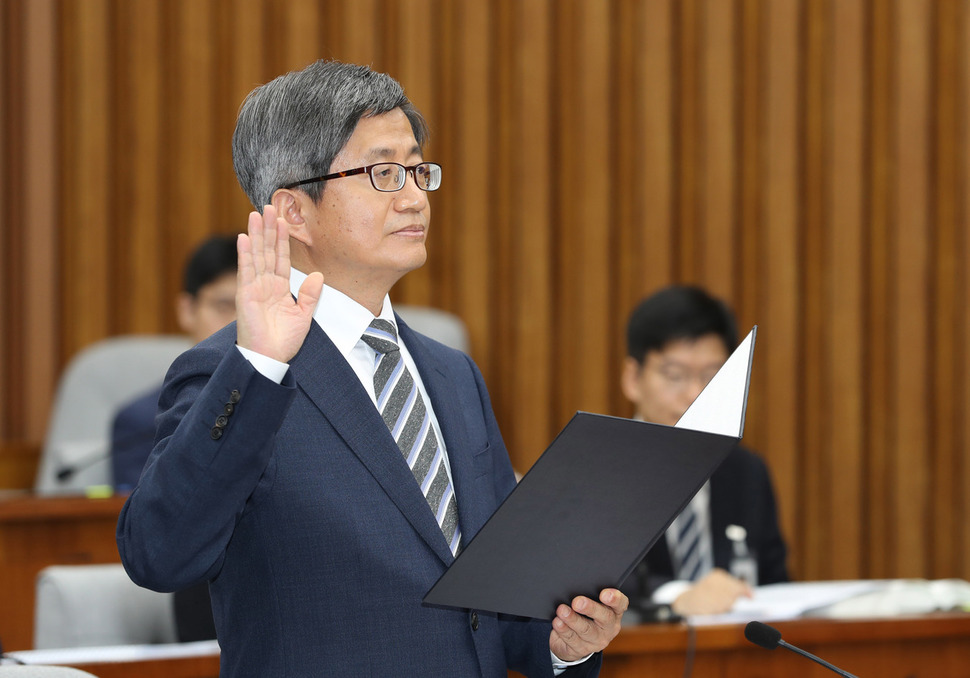 김명수 대법원장 후보자가 12일 오전 국회에서 열린 인사청문회에서 선서를 하고 있다. 신소영 기자 viator@hani.co.kr