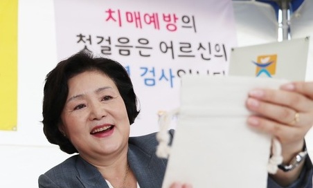 김정숙 여사 “치매, 개인과 가족만으로 감당 어려워”