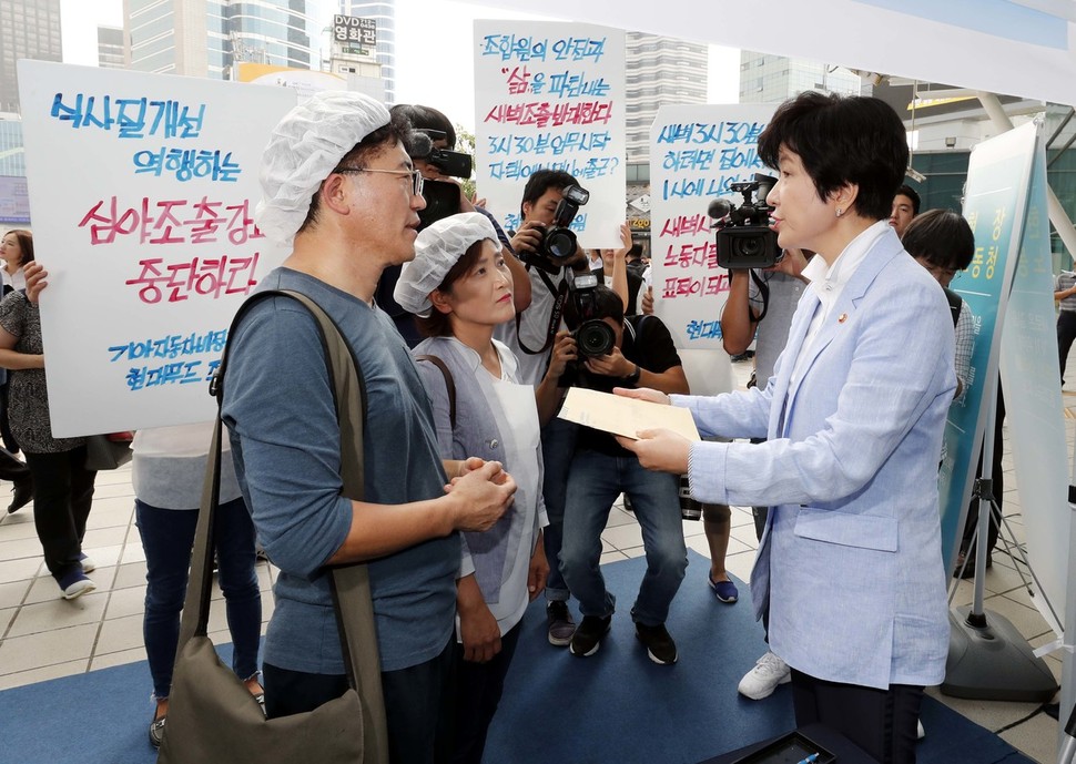 김영주 고용노동부 장관(오른쪽)이 지난 12일 오전 서울역광장에서 열린 고용노동부 현장노동청 개소식에서 일방적 근무형태 변경과 임금삭감에 항의하는 기아차 화성공장 현대푸드조합원들의 의견을 접수하고 있다. 박종식 기자 anaki@hani.co.kr