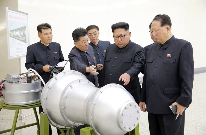 북한이 6차 핵실험 당일인 3일 북한 당국이 배포한 사진으로, 김정은 노동당 위원장이 관계자의 설명을 듣는 모습. 평양/AP 조선중앙통신 연합뉴스