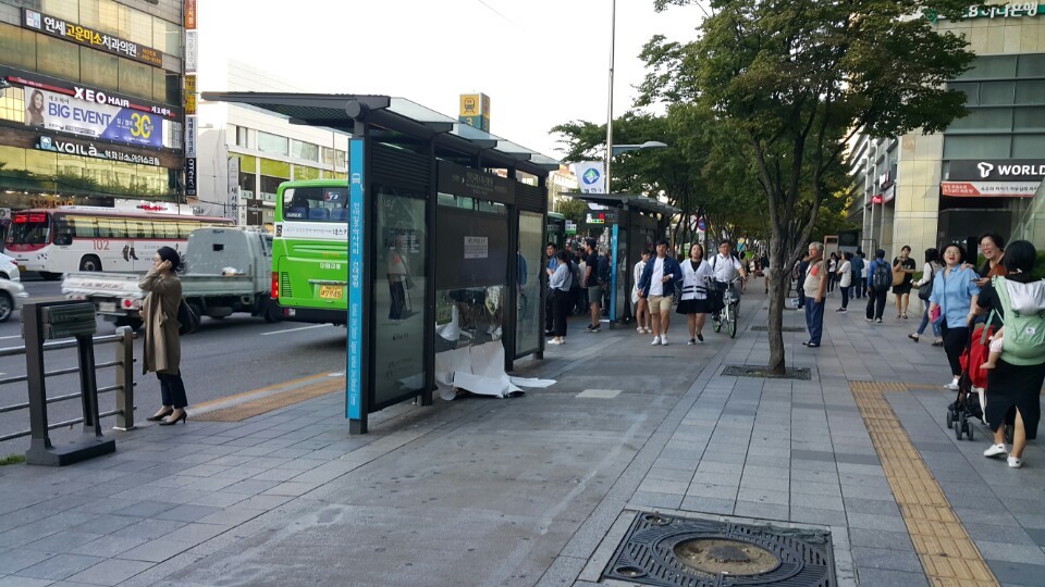 아이엄마가 내린 건대입구 사거리 정류장.