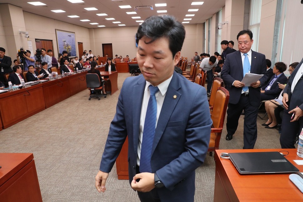 장병완 국회 산업통상자원중소벤처기업위원회 위원장이 13일 오후 열린 전체회의에서 박성진 중소벤처기업부 장관 후보자에 대한 ‘부적격 청문보고서’를 상정하자 간사인 홍익표 의원을 제외하고 더불어민주당 의원들이 퇴장하고 있다. 맨 앞은 김병관 민주당 의원.강창광 기자 chang@hani.co.kr