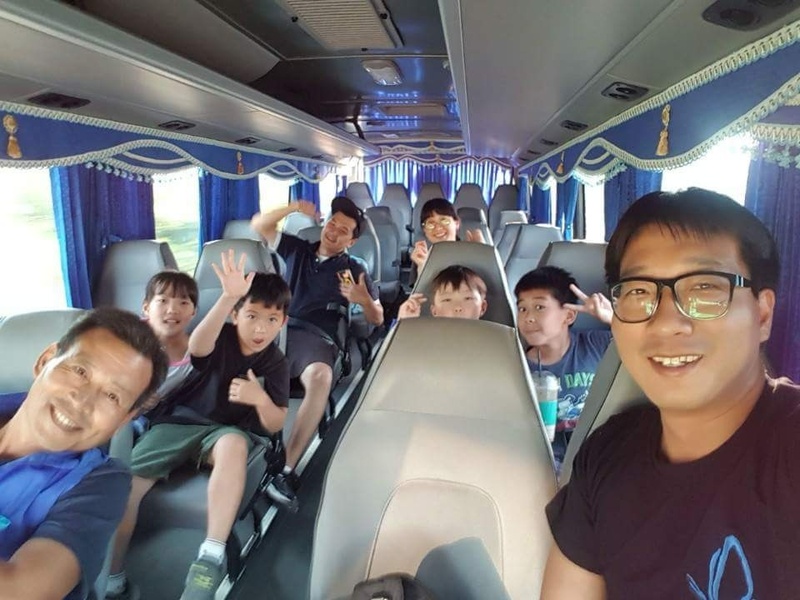 지난 12일 ‘파란나비 원정대’ 평화버스에 탄 성주 주민들이 함께 웃고 있다.  사드배치철회 성주투쟁위원회 제공