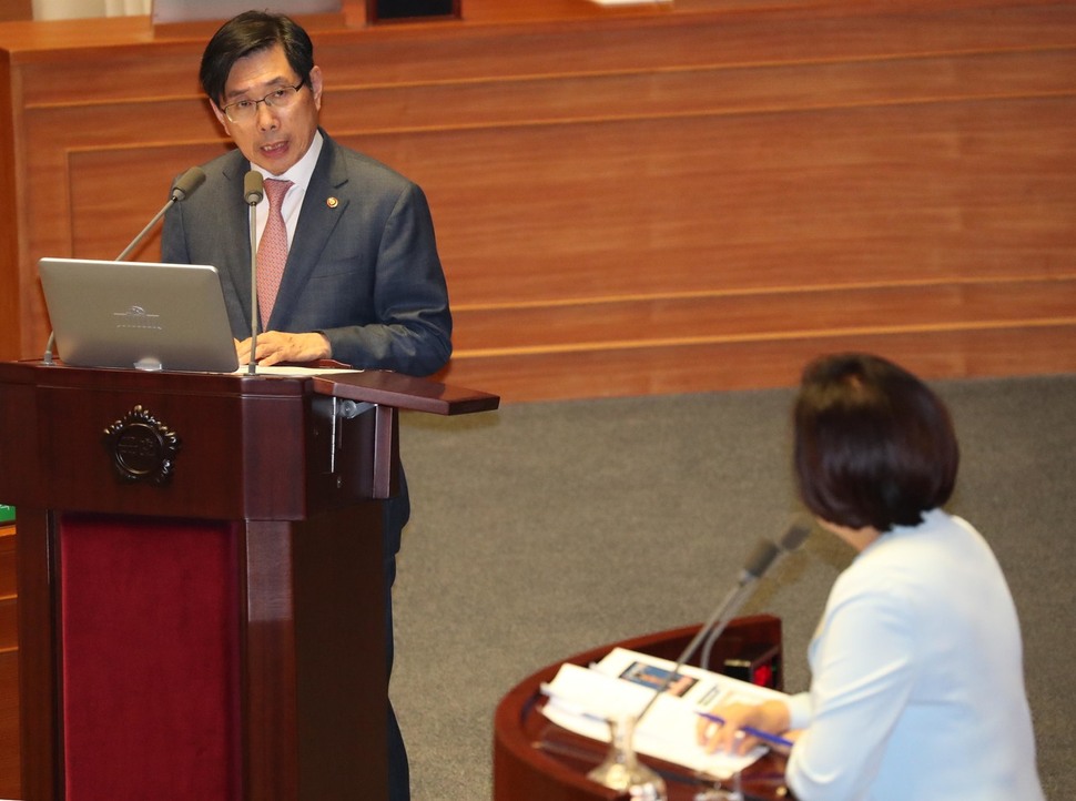 박상기 법무부 장관이 14일 오후 국회 본회의에서 열린 교육·사회·문화 분야에 대한 대정부질문에서 박영선 더불어민주당 의원의 비비케이 사건 관련 질문에 답하고 있다. 이정우 선임기자 woo@hani.co.kr