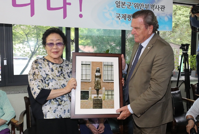 게르하르트 슈뢰더 전 독일 총리가 11일 경기도 광주 나눔의집을 방문해 위안부 피해자 이용수 할머니에게 안네 프랑크 액자를 전달하고 있다. 광주/사진공동취재단