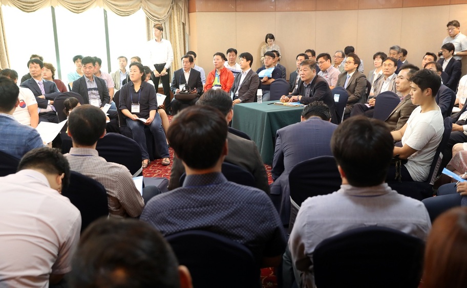 노태강 문화체육관광부 2차관이 14일 오후 서울 송파구 올림픽파크텔에서 열린 ‘국민과 함께, 다시 만드는 체육청책’ 포럼에서 참석자들의 의견을 듣고 있다. 연합뉴스