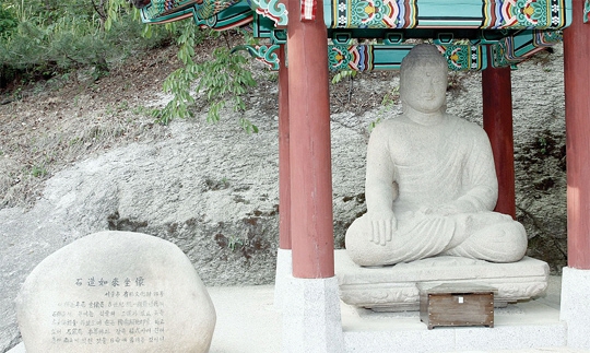 청와대 경내 북쪽 보안구역에 자리하고 있는 통일신라시대 석불좌상. 1974년 서울시유형문화재로 지정됐다.