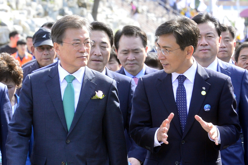 문재인 대통령이 15일 오후 태안군 만리포 해수욕장에서 열린 서해안유류피해 극복 10주년 행사에 참석했다. 행사를 마친 문재인 대통령이 안희정 충남지사의 안래를 받으며 유류피해기념관으로 이동하고 있다. 청와대사진기자단