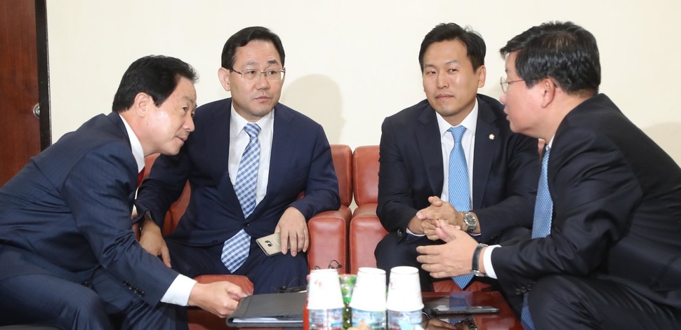김명수 대법원장 후보자 인사청문특별위원회 주호영 위원장과 여야 간사가 15일 오후 열린 전체회의에서 청문경과보고서 채택이 무산된 뒤 간사회의를 하고 있다. 오른쪽부터 전해철 더불어민주당, 손금주 국민의당, 주 위원장, 주광덕 자유한국당 간사. 이정우 선임기자 woo@hani.co.kr