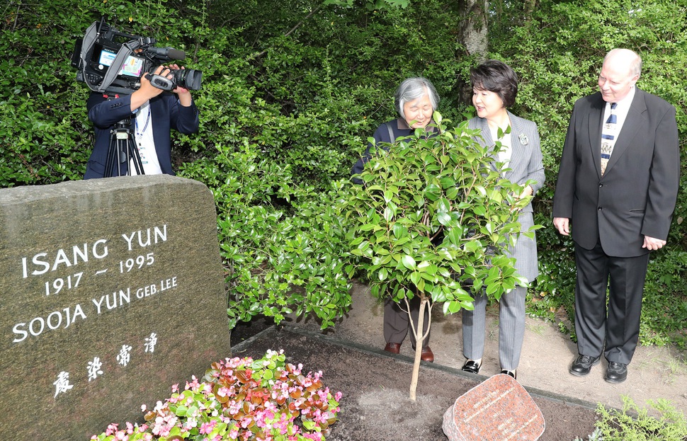 문재인 대통령의 독일 방문 기간인 지난 7월5일, 문 대통령의 부인 김정숙 여사가 독일 베를린 가토 공원묘지에 있는 윤이상 묘소를 찾아 식재된 동백나무를 살펴보고 있다. 동백나무는 통영에서 직접 가져간 것이다. 연합뉴스