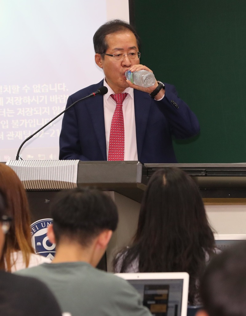 자유한국당 홍준표 대표가 14일 오전 서울 서대문구 연세대학교 사회학 강의 시간에 한 ‘대학생과의 솔직 대담’ 도중 물을 마시고 있다.강창광 기자 chang@hani.co.kr