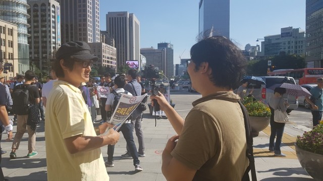 지난 8일 서울 광화문광장에서 전국언론노조 한국방송본부 소속 한규석 촬영기자가 파업 선전물을 나누고 있는 한국방송 아나운서들을 인터뷰하며 페이스북 생중계하고 있다. 황금비 기자 withbee@hani.co.kr