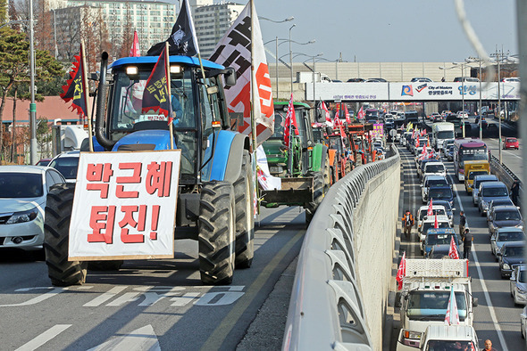 지난해 11월 전봉준 투쟁단 농민들이 트랙터를 몰고, 박근혜 하야를 촉구하며 경기 평택시를 통과해 서울로 향하고 있다. 평택/김태형 기자 xogud555@hani.co.kr