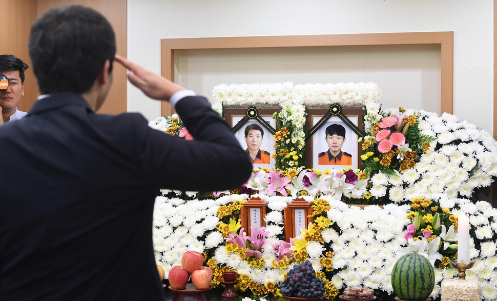 17일 오전 강원 강릉시 강문동 석란정에서 불을 끄다 순직한 강릉소방서 경포119안전센터 소속 이영욱(59) 소방위와 이호현(27) 소방사의 합동분향소에서 동료 소방관들이 경례하고 있다. 2017.9.17 연합뉴스