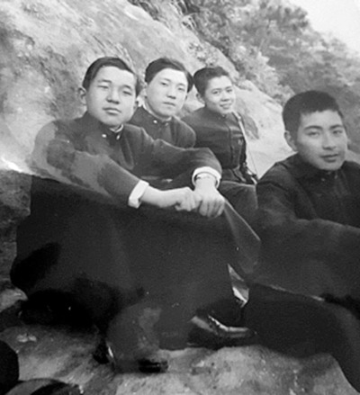 일본의 왕족·귀족학교인 학습원 고등시절인 1950년무렵 소풍 때 황태자 아키히토(맨왼쪽)와 함께 찍은 같은 반 동기들(고가쿠유) 사진. 오른쪽 둘째가 하시모토 아키라선생이다.