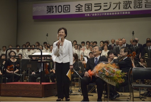 2016년 9월 아키타현 아키타시에서 열린 음악회의 무대에서 나란히 인사를 하고 있는 이승신(왼쪽) 단가시인과 하시모토 아키라 선생(오른쪽).